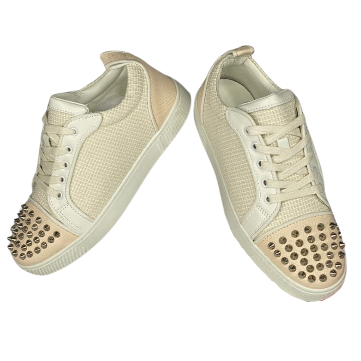 Christian Louboutin Tenis Mujer: Elegancia y Estilo en Cada Paso Si estás buscando Christian Louboutin Tenis Mujer, has llegado al lugar perfecto. En Onlineshoppingcenterg, ofrecemos una selección exclusiva de tenis Christian Louboutin para mujer, diseñados para quienes buscan destacar con un estilo único y elegante. Este artículo te guiará a través de todo lo que necesitas saber para elegir y comprar los tenis Christian Louboutin perfectos para ti.  ¿Por Qué Elegir Christian Louboutin Tenis Mujer? Los Christian Louboutin Tenis Mujer son más que un simple par de zapatos; son una declaración de estilo y lujo. Conocidos por su inconfundible suela roja y diseños innovadores, estos tenis son ideales para las mujeres que desean combinar elegancia y comodidad en su calzado diario.  Características Principales: Diseño Icono: La suela roja de Louboutin es un símbolo de lujo y exclusividad en el mundo de la moda. Materiales de Alta Calidad: Cada par está hecho con los mejores materiales, asegurando durabilidad y confort. Versatilidad: Disponibles en una amplia gama de colores y estilos, desde los clásicos tenis Louboutin mujer blancos hasta opciones más atrevidas como los tenis Louboutin mujer rosas. Precios de Christian Louboutin Tenis Mujer Uno de los aspectos más importantes al considerar la compra de Christian Louboutin Tenis Mujer es el precio. En Onlineshoppingcenterg, nos aseguramos de ofrecerte precios competitivos y una experiencia de compra sin igual.